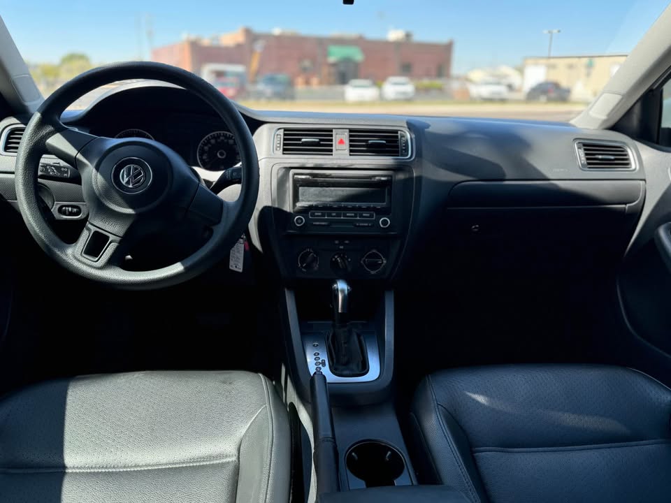 
								2014 Volkswagen jetta 1.8T SE Sport Sedan 4D full									