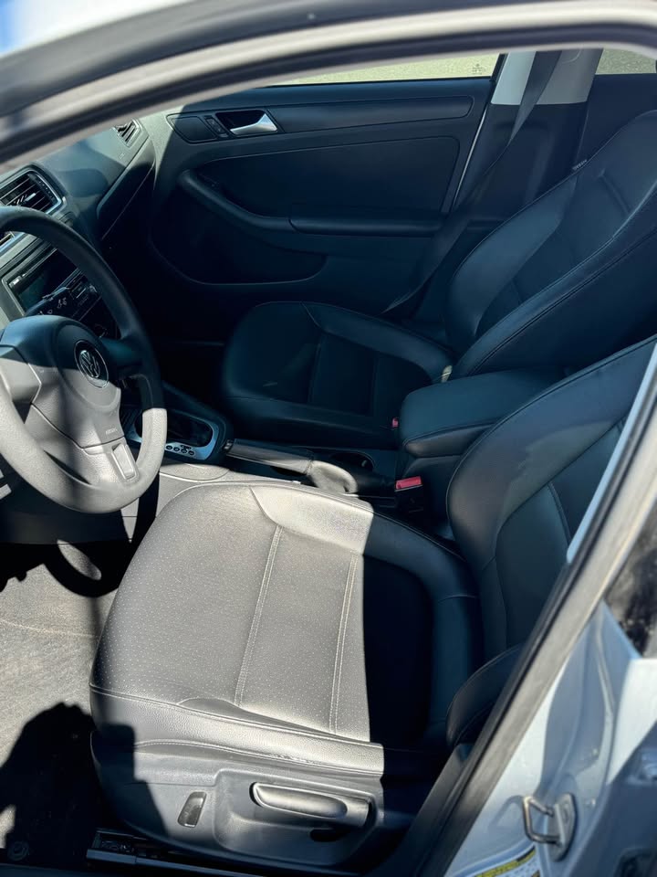
								2014 Volkswagen jetta 1.8T SE Sport Sedan 4D full									
