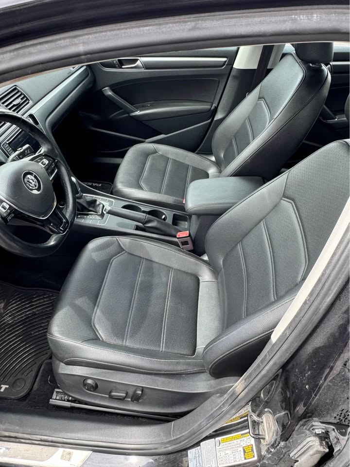 
								2017 Volkswagen passat 1.8T R-Line Sedan full									