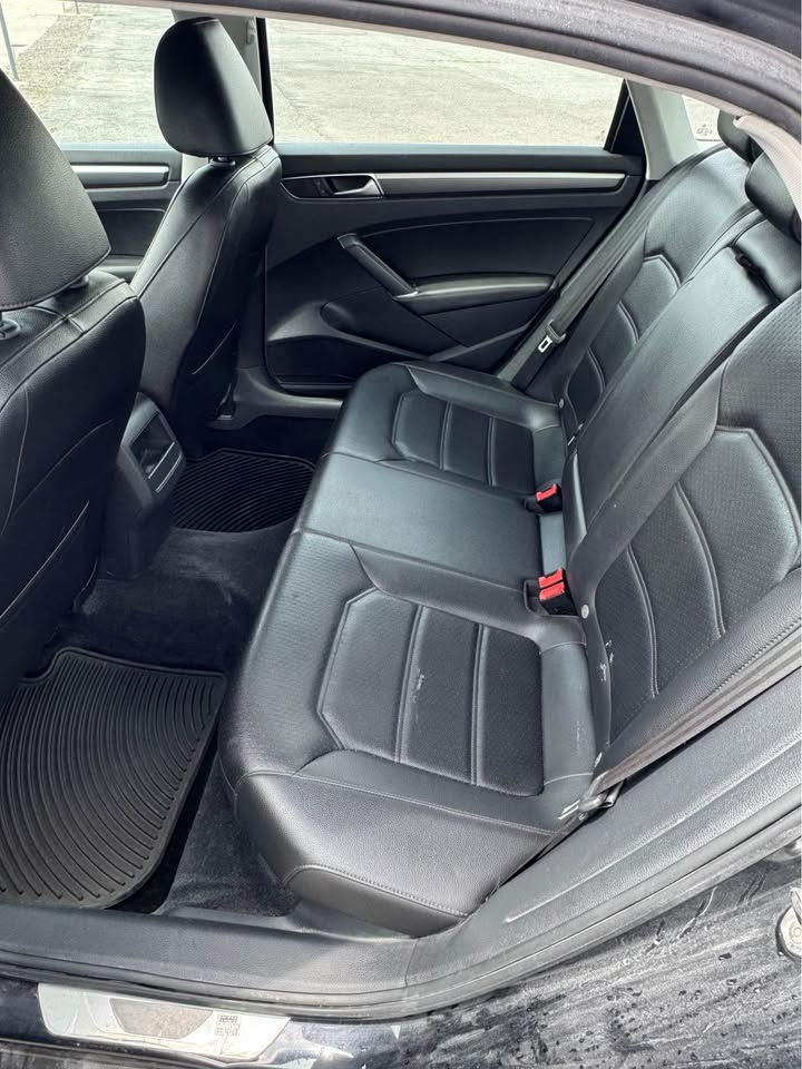 
								2017 Volkswagen passat 1.8T R-Line Sedan full									