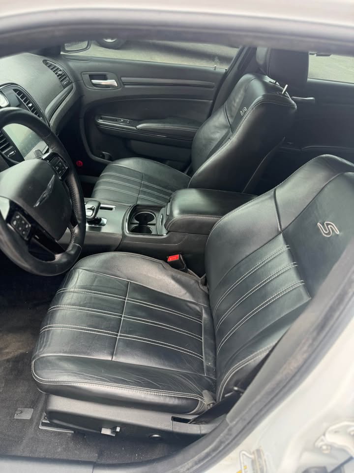 
								2014 Chrysler 300S V6 Sedan 4D full									