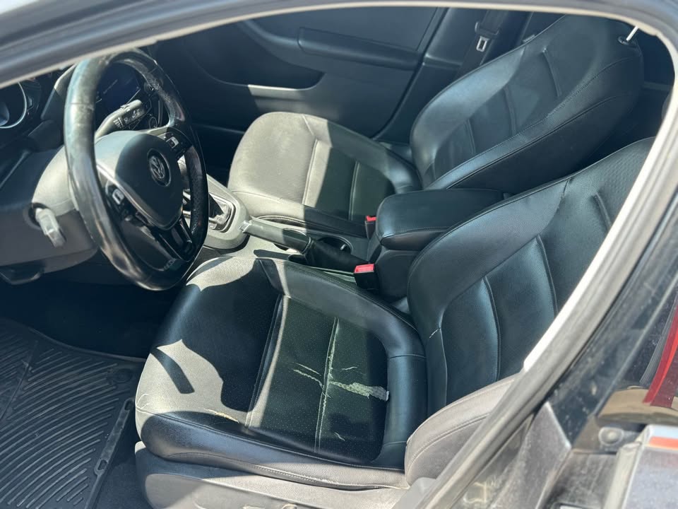 
								2017 Volkswagen jetta 1.8T SEL Premium Sedan 4D full									