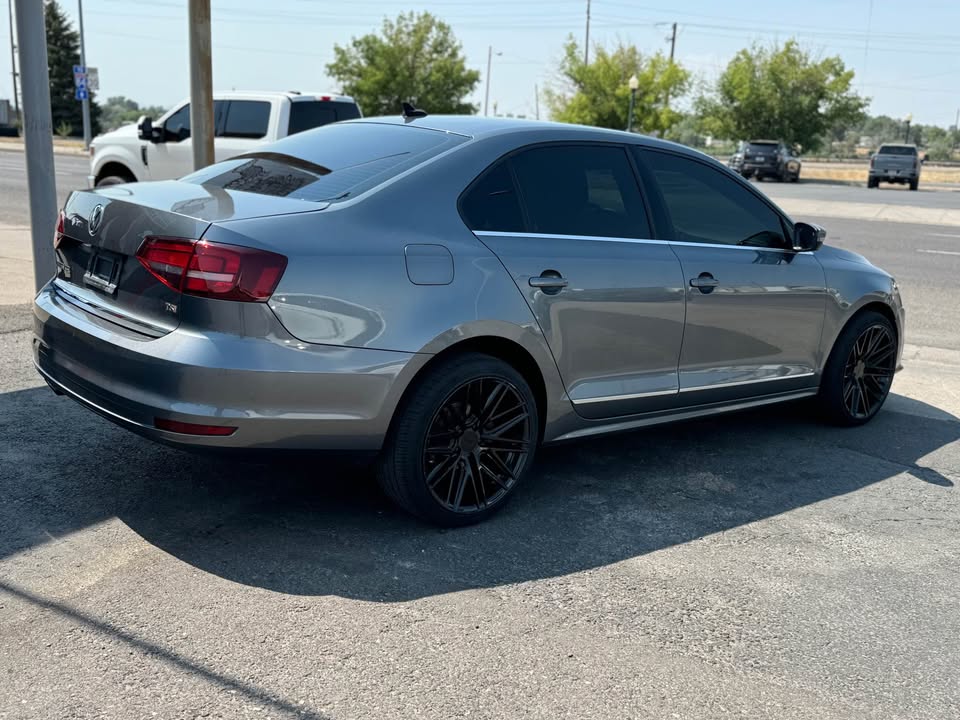 
								2017 Volkswagen jetta 1.8T SEL Premium Sedan 4D full									
