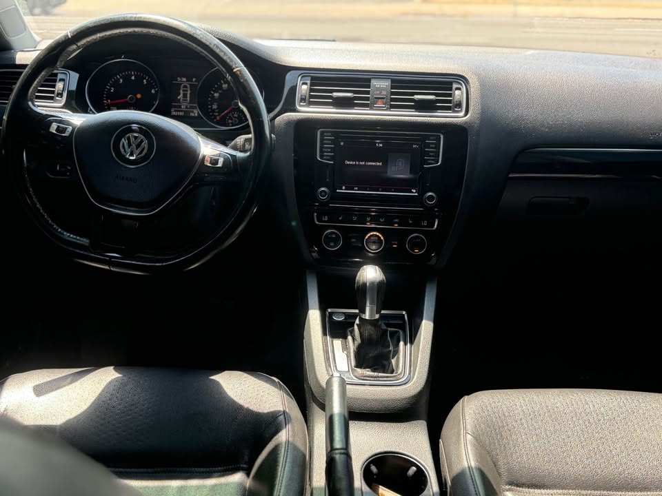 
								2017 Volkswagen jetta 1.8T SEL Premium Sedan 4D full									